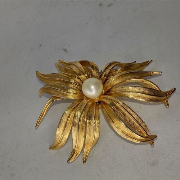 Judy Lee faux pearl designer signed pin‎ - Picture 5 of 7